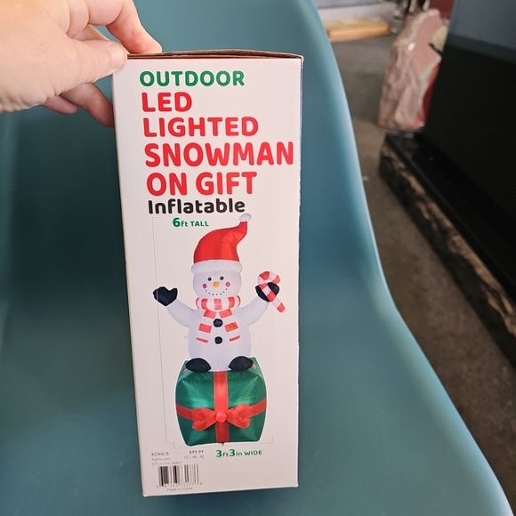 NIB Outdoor LED Lighted 6 Foot Smowman On Gift Inflatable Christmas Decoration - Picture 3 of 7